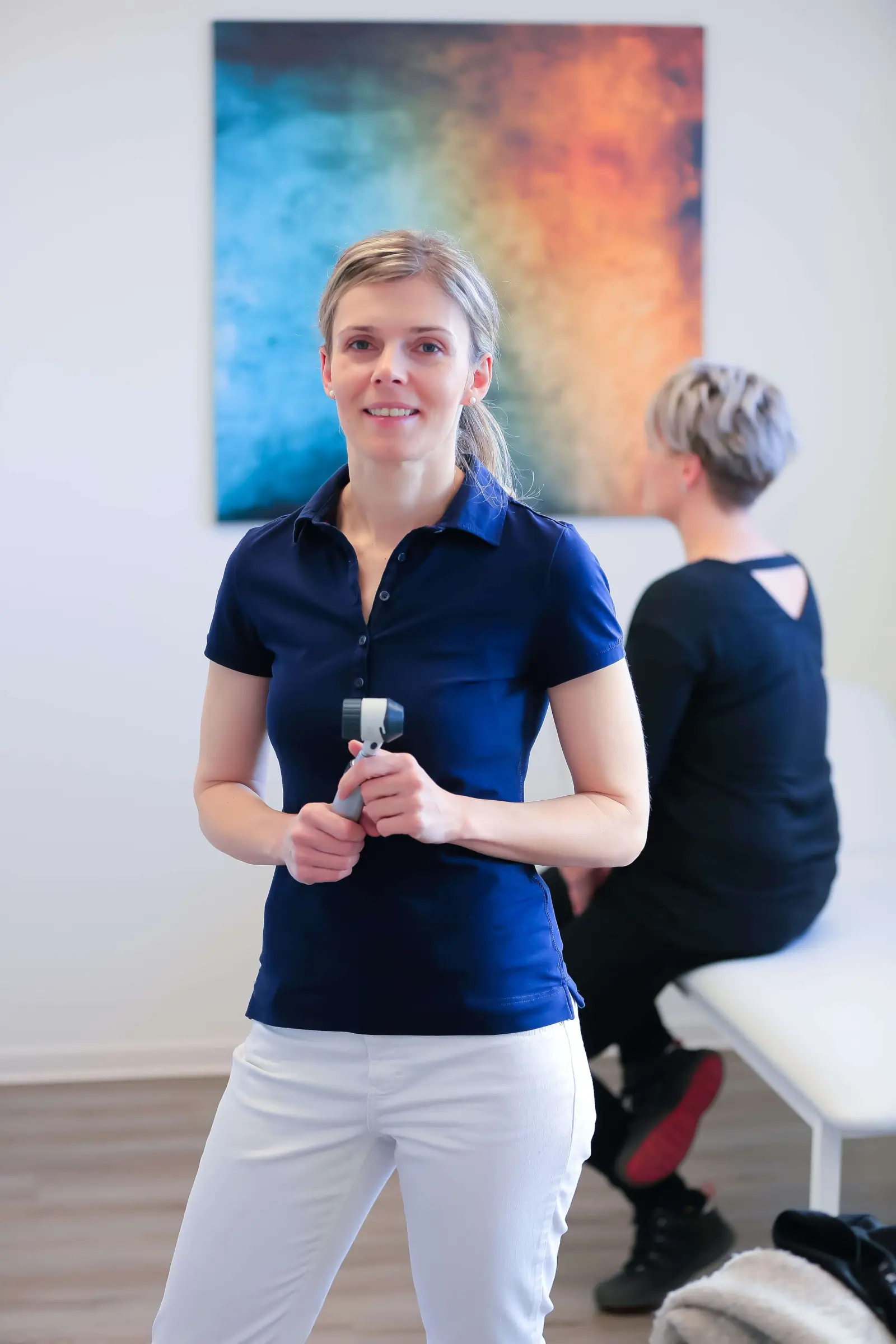 Dr. med. Ivonne Schaefer, Fachärztin für Dermatologie, in ihrer Hautarztpraxis in Erfurt